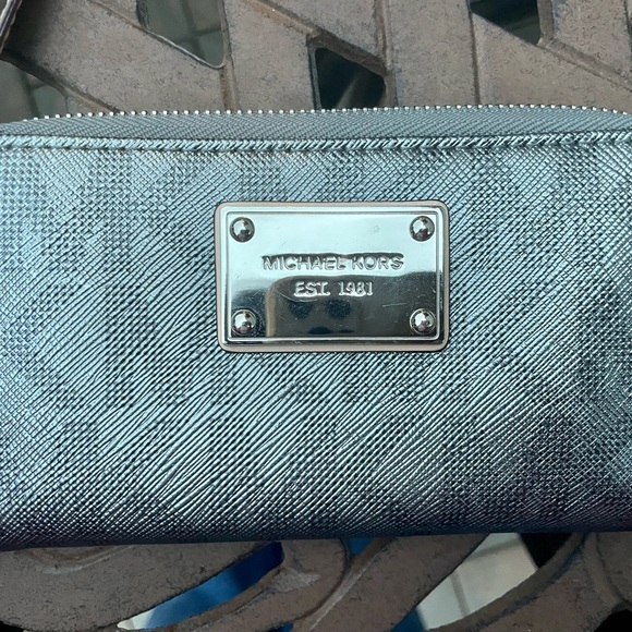 MICHAEL KORS Gunmetal Silver Metallic Mirrored MK Logo Wallet Wristlet - Picture 2 of 4